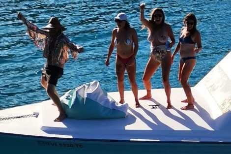 Review img # 35 of the yacht BEYOND STARDUST