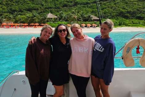 Review img # 4 of the yacht INDULGENCE