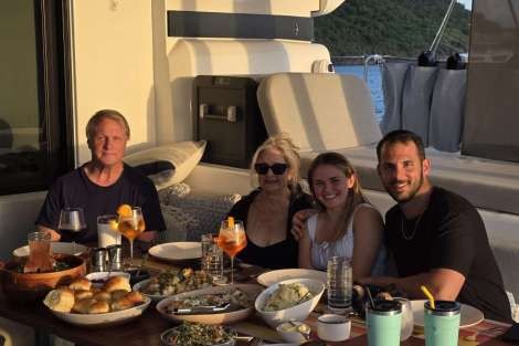 Review img # 2 of the yacht ISLAND HOPPIN’ 55