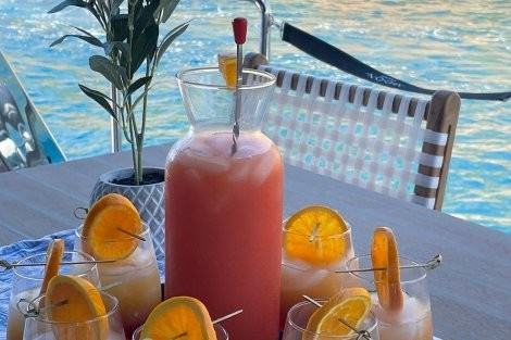 Review img # 16 of the yacht Moon Shadow